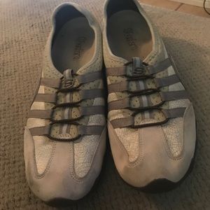 Skechers tan leather slip on tennis shoes size 9