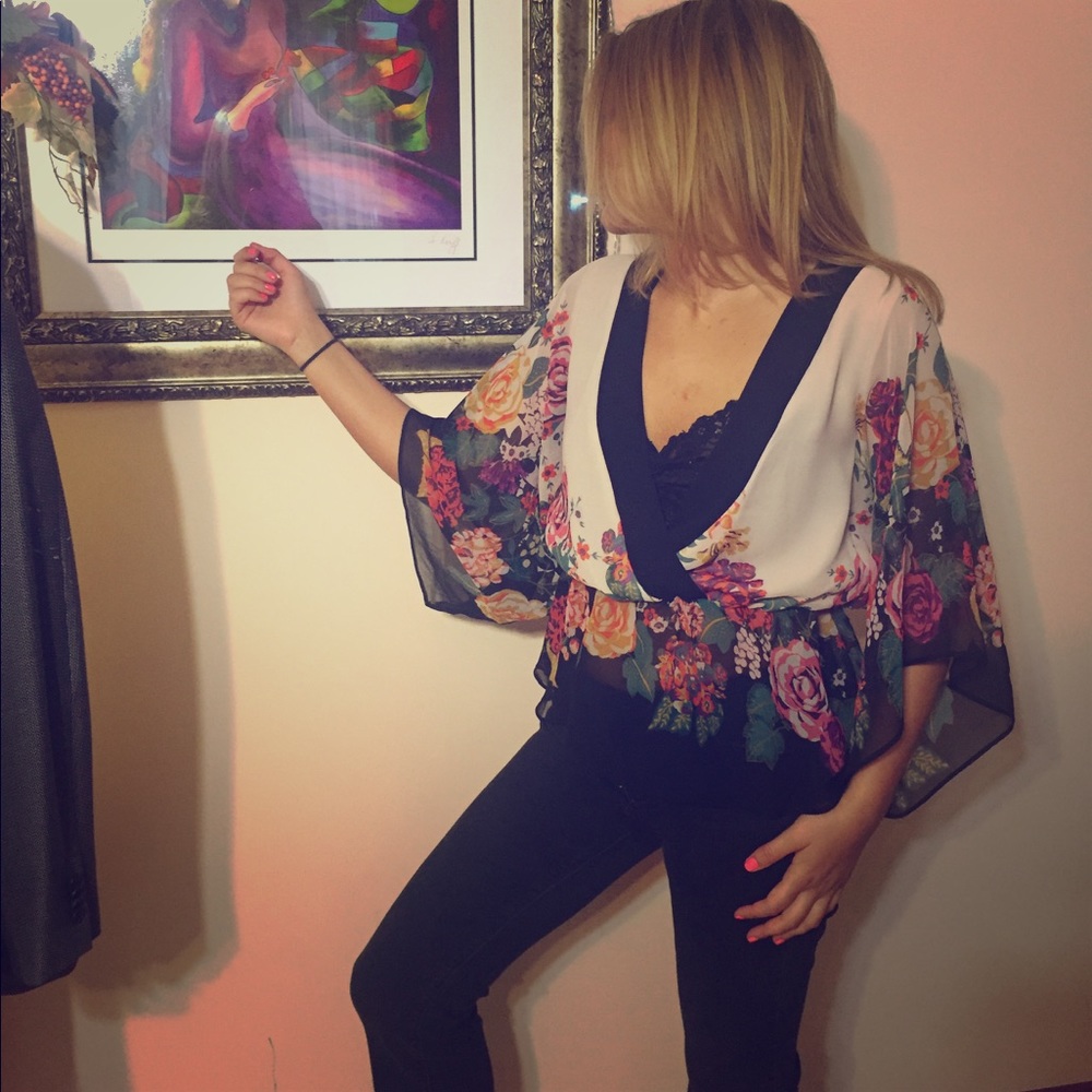 Flow-y low cut sheet floral blouse