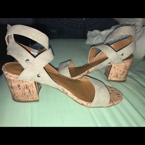 Indigo Rd. Elea Block Cork Heel Sandals - Picture 7 of 8