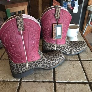 NEW, Size 6 child Ariat Square Toe boots.