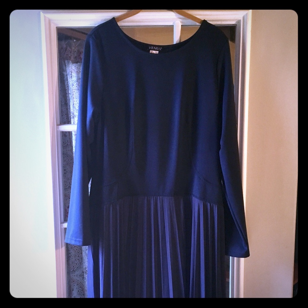 Long sleeve dress w pleated skirt