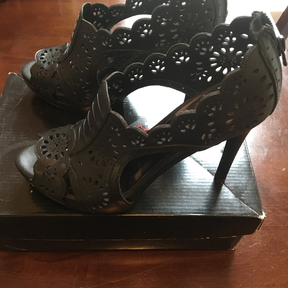 Carlos By Carlos Santana Black Leather Cutout Peep