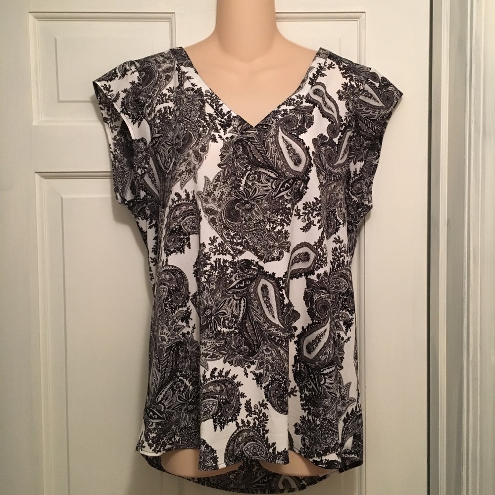 Daniel Rainn Black & White Flowy Top