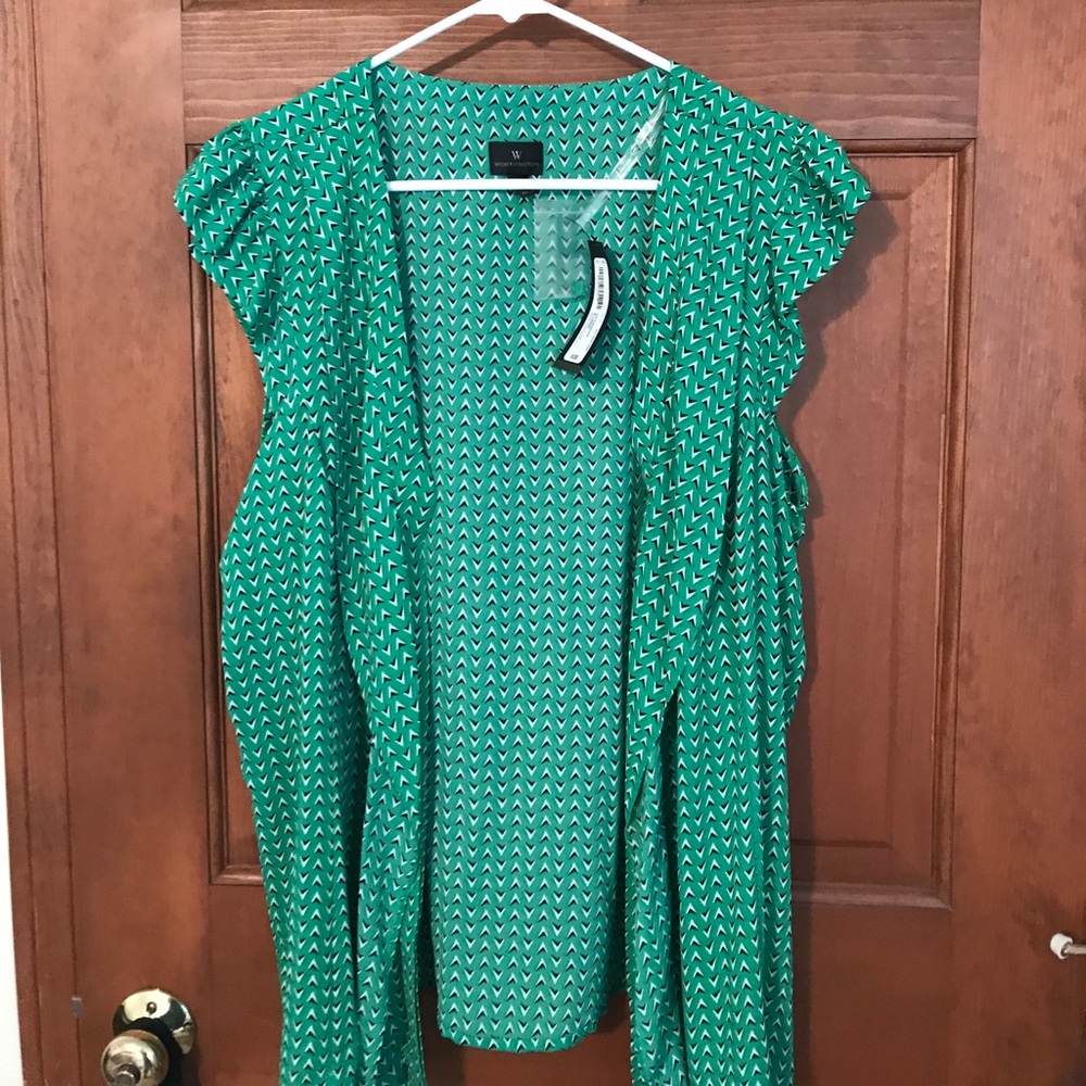 Super cute green button up blouse