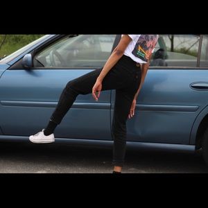 BLACK HIGH WAISTED LEVI'S