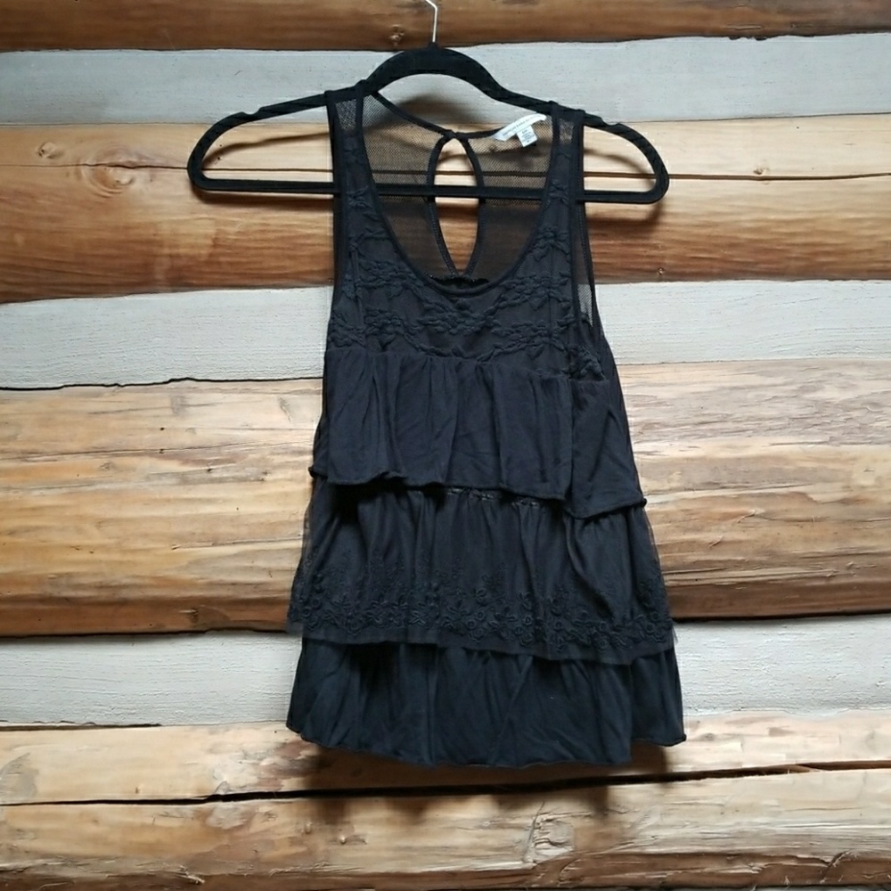 Black AE ruffled keyhole tank. EUC