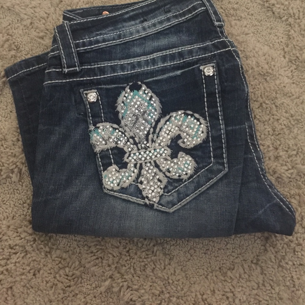 Adorable miss me jeans with turquoise accents!