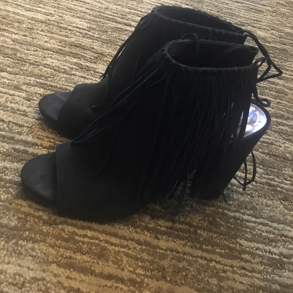 Peep toe booties! Black with fringe!