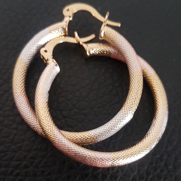 Gold Earring - Picture 1 of 1