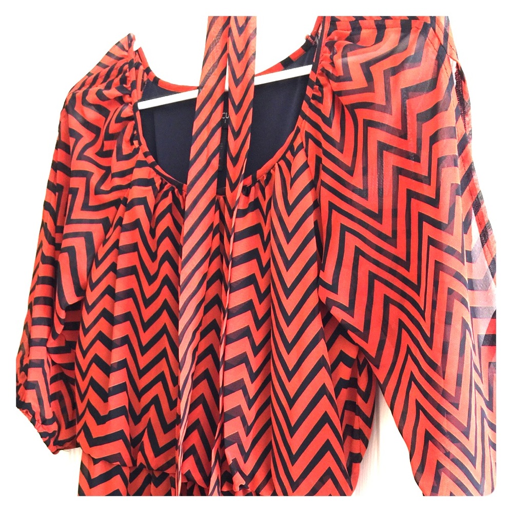 Trendy, chevron printed, flowy dress w/ belt