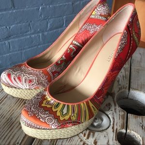 NineWest funky Platform silk pattern & sisal Pumps