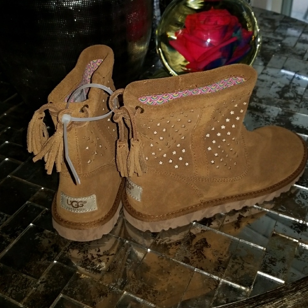 New Ugg boots size 2 Ugg Pure