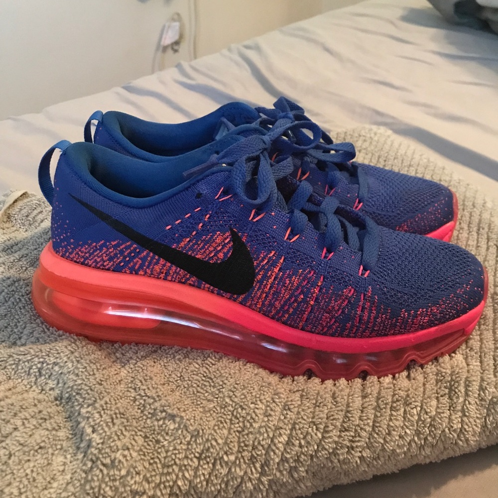 Women's size 6 Nike Flyknit Air Max