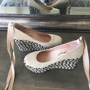 Free People Size 7 Nude Suede Raffia Weave Wedges