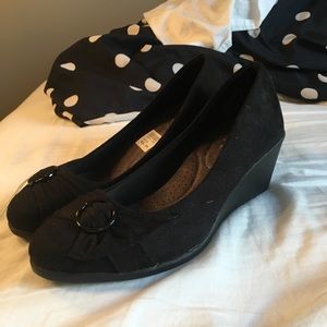 Black wedges