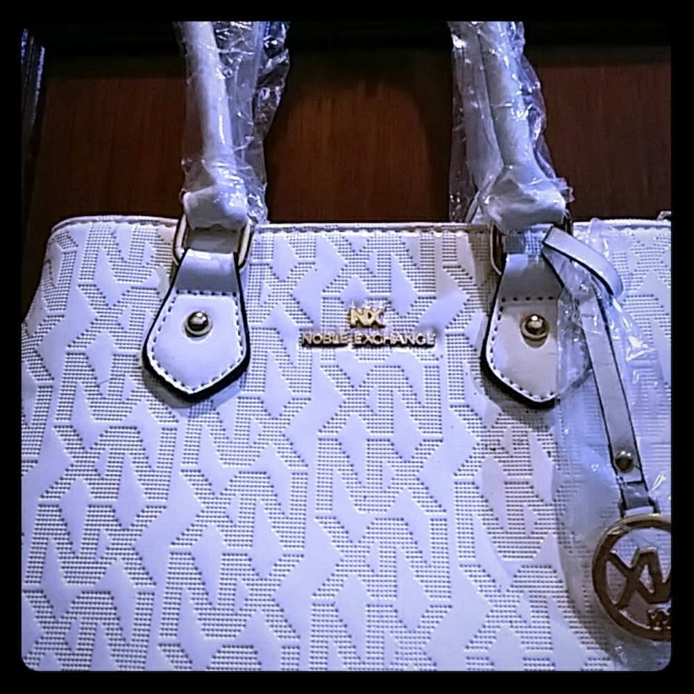 NOBLE BOUTIQUE PURSE NEW