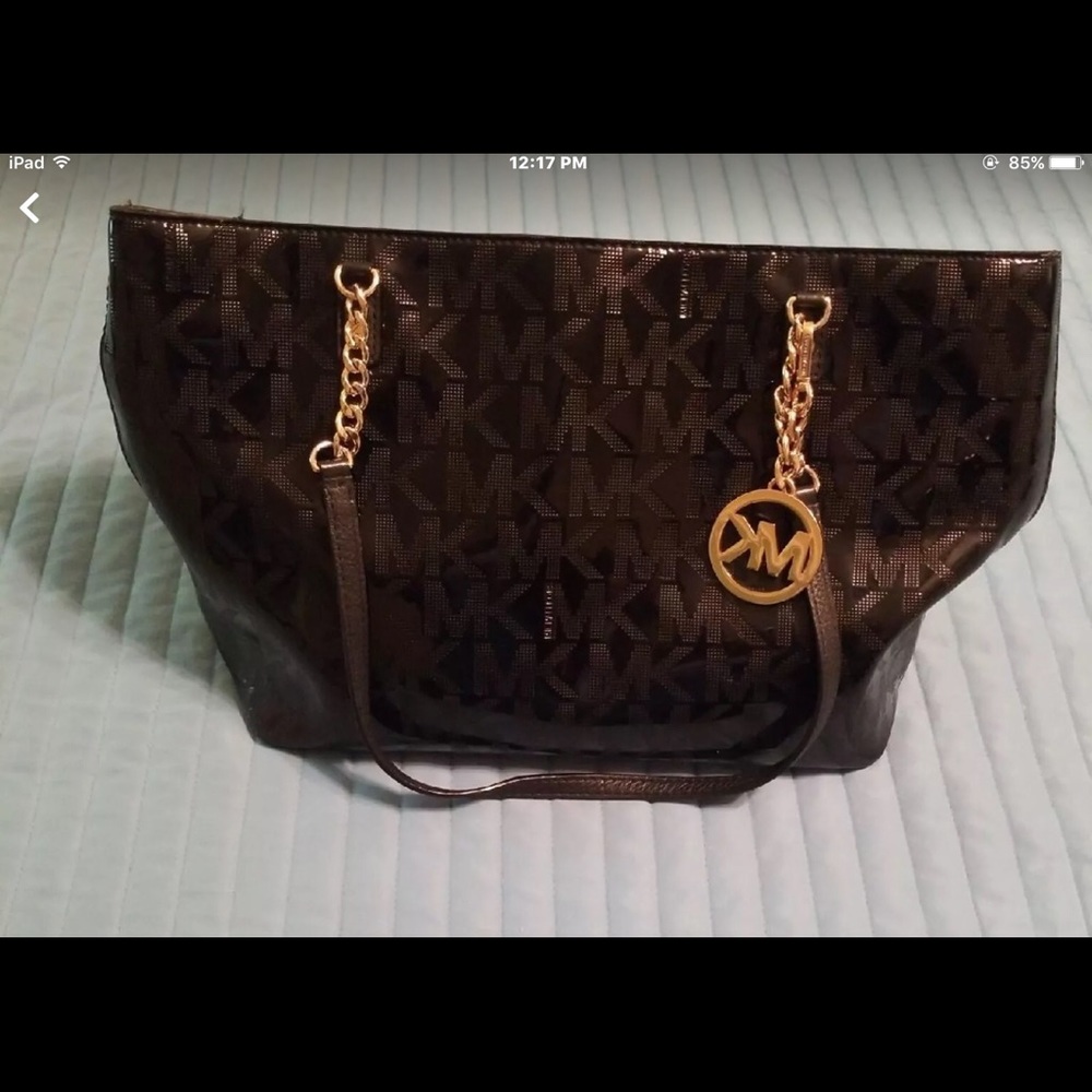 MICHAEL KORS PATENT LEATHER BLACK SHOULDER BAG.