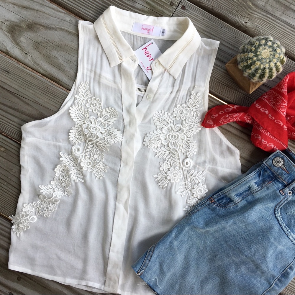 NWT Embroidered Sleeveless Button Down