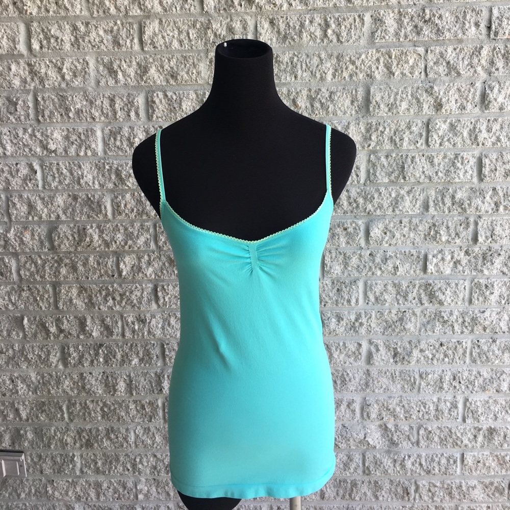 2b bebe sz M/L teal green tank top w/ scallop trim