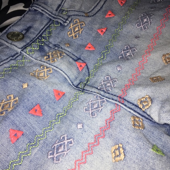 Aztec pattern shorts - Picture 2 of 2