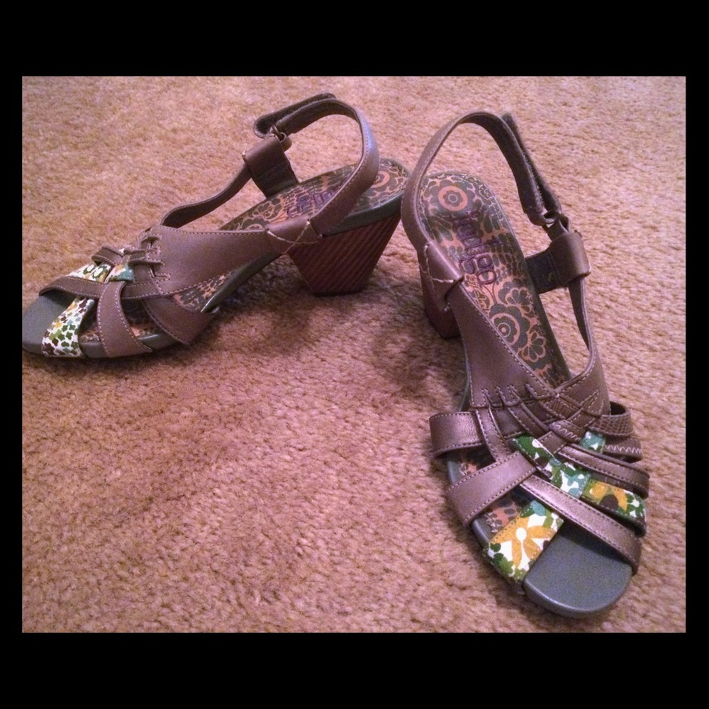 Clark's Indigo sage heels: Size 7.5