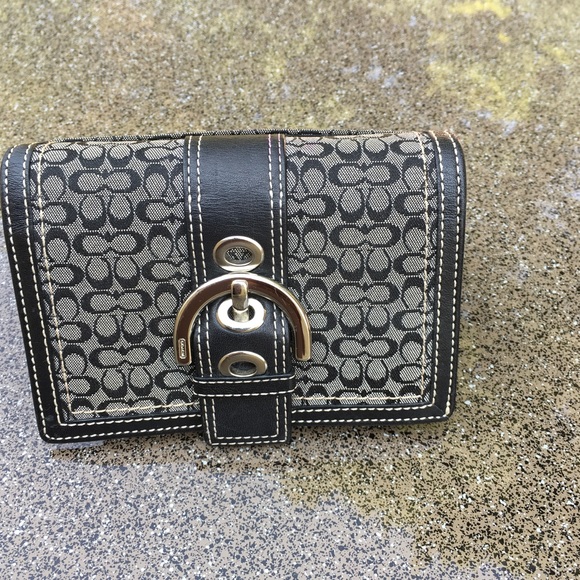 Coach Handbags - Weekend Sale💯 Authentic Coach Signature Wallet
