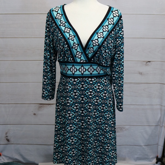 Maggy London Dresses & Skirts - Maggy London Blue vneck dress - 16