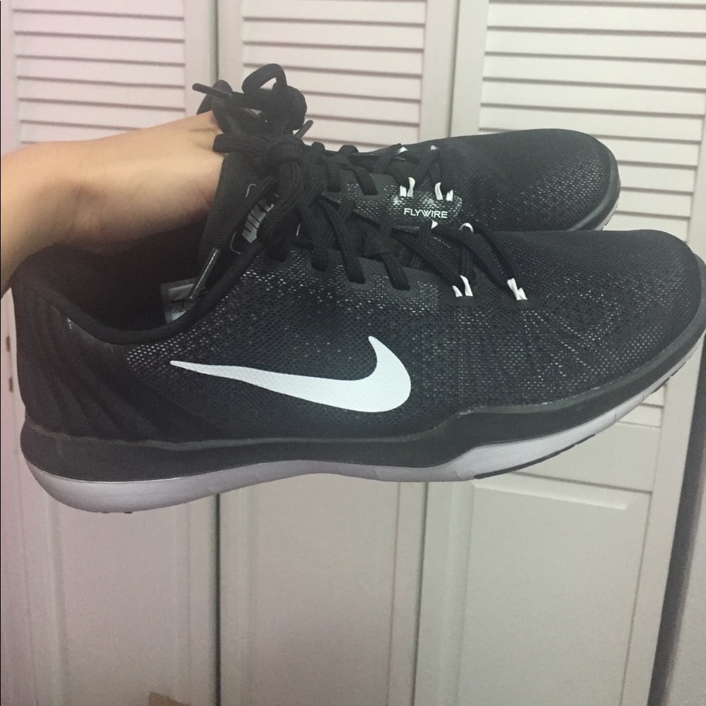 Nike flex supreme training shoes