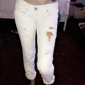 Low waisted ripped white American eagle jeans ☀️