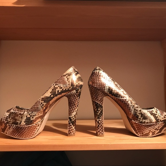 Steve Madden Shoes - Steve Madden platform pump snake skin