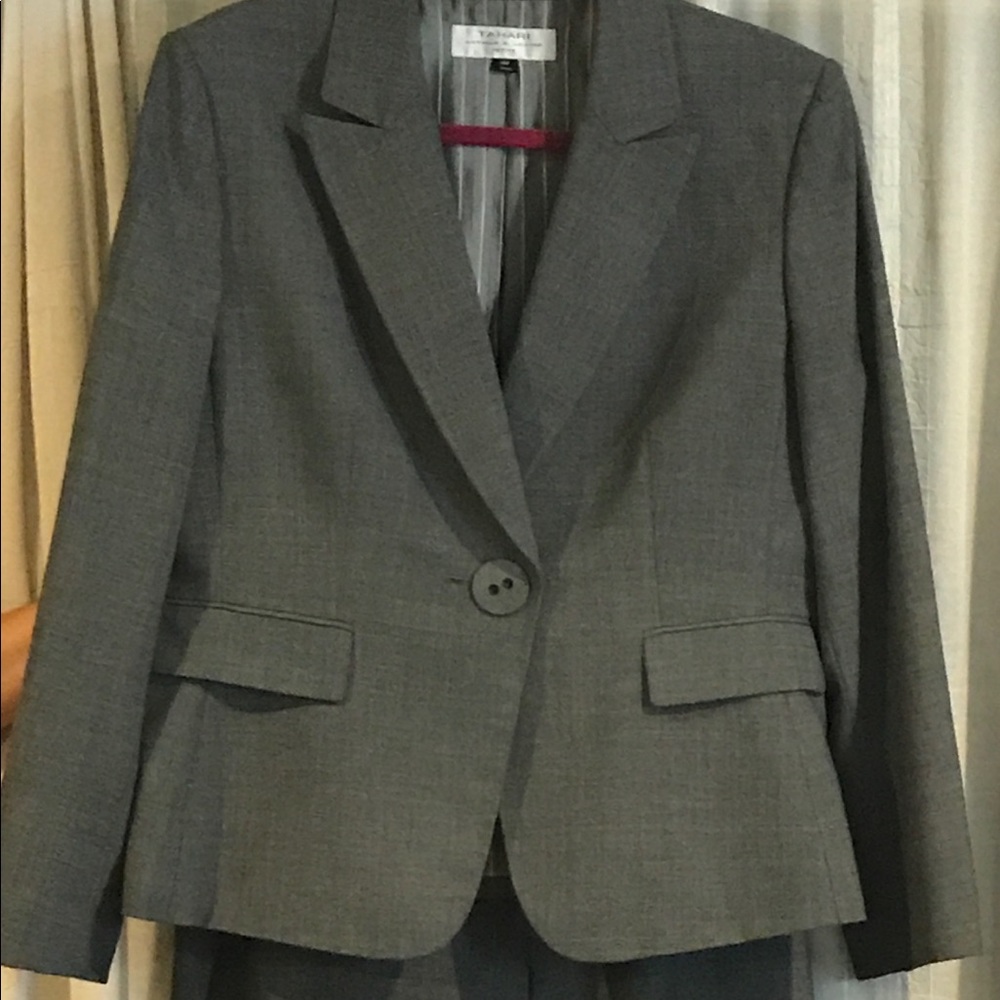 NWOT TAHARI PETITE WOMEN'S Business Suit