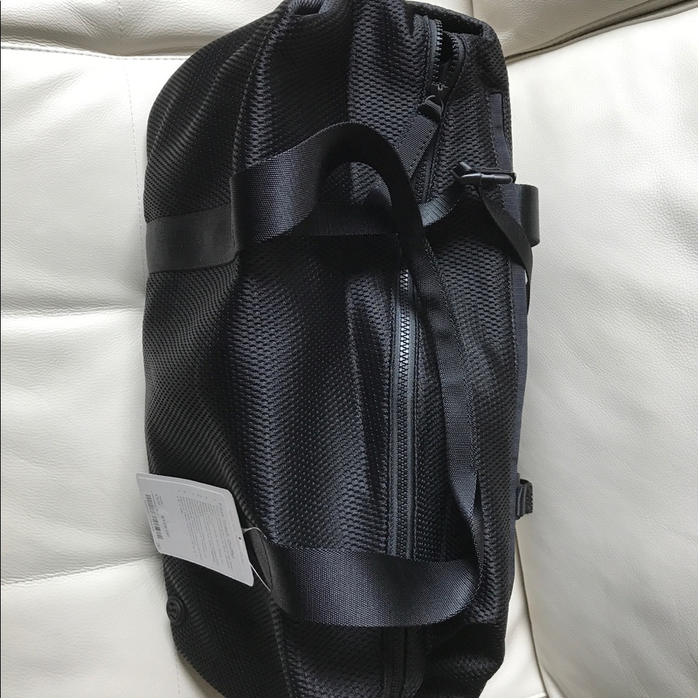 NWT BLACK LULULEMON FAST TRACK DUFFLE BAG MESH - Picture 4 of 8