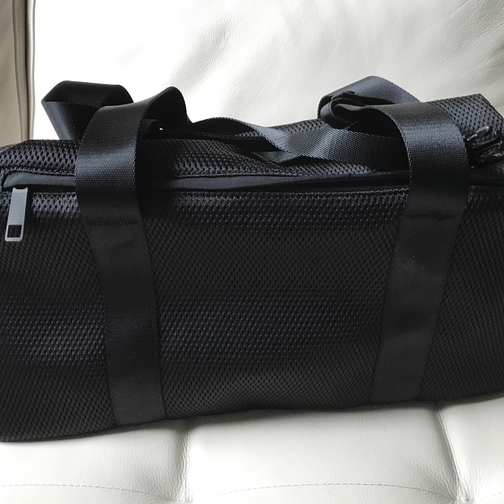 NWT BLACK LULULEMON FAST TRACK DUFFLE BAG MESH - Picture 6 of 8