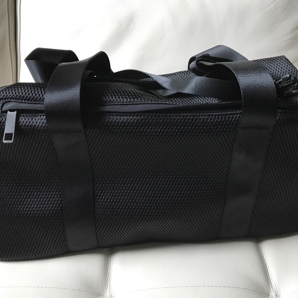 NWT BLACK LULULEMON FAST TRACK DUFFLE BAG MESH - Picture 6 of 8