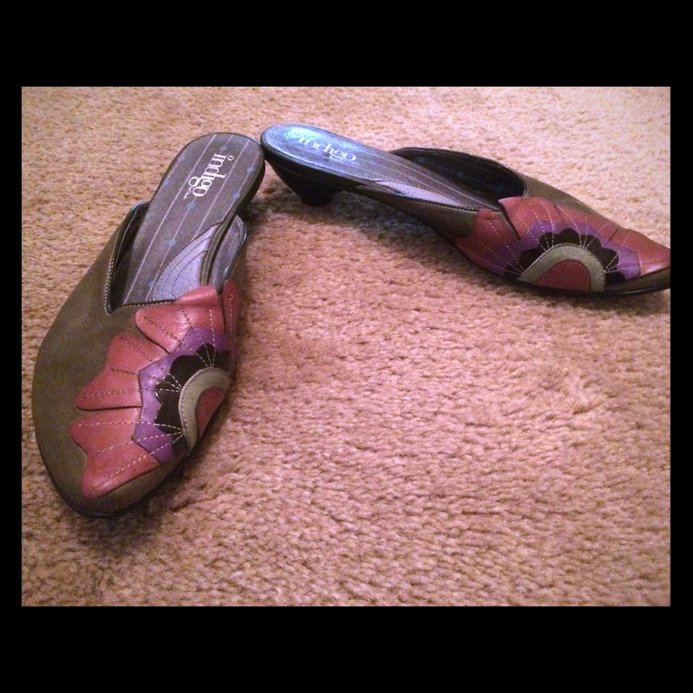 Olive Indigo shoes with flower appliqué: Size 8