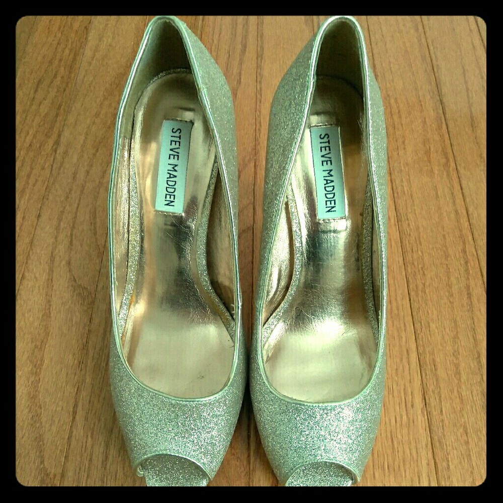 Glittery Gold Open Toe Steve Madden Heels!