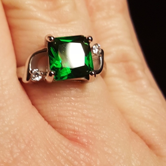 Simple Green and Silver Ring - Picture 3 of 4