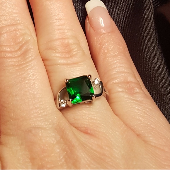 Simple Green and Silver Ring - Picture 4 of 4