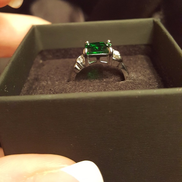 Simple Green and Silver Ring - Picture 2 of 4