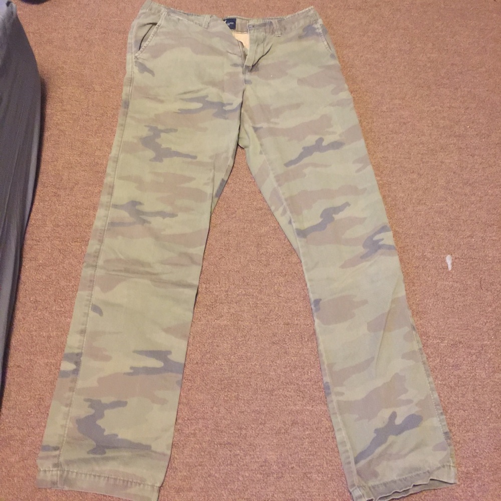 Camouflage American eagle khakis 32/34