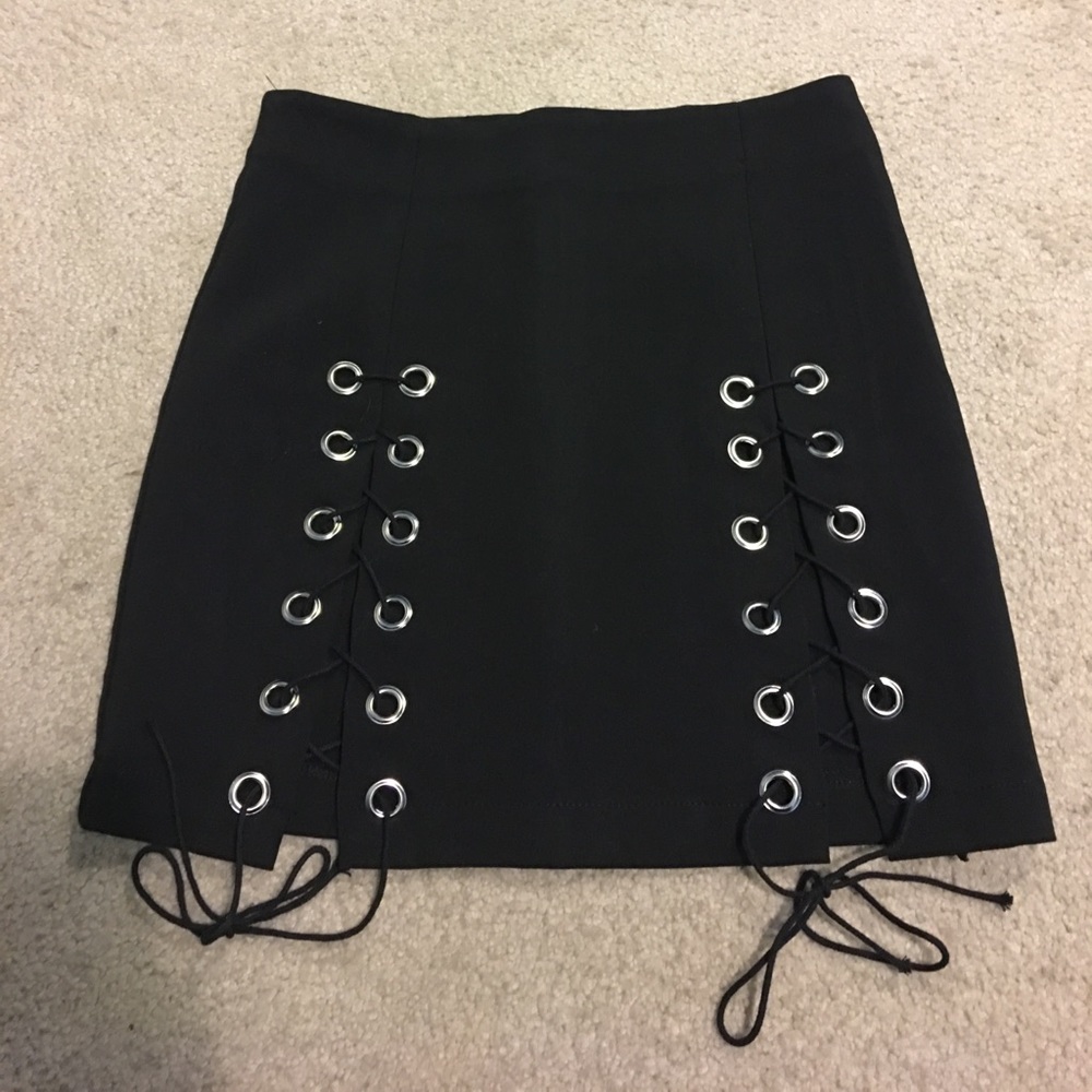 Lace up black skirt - Picture 4 of 8