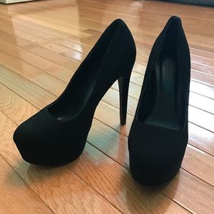 Black pumps