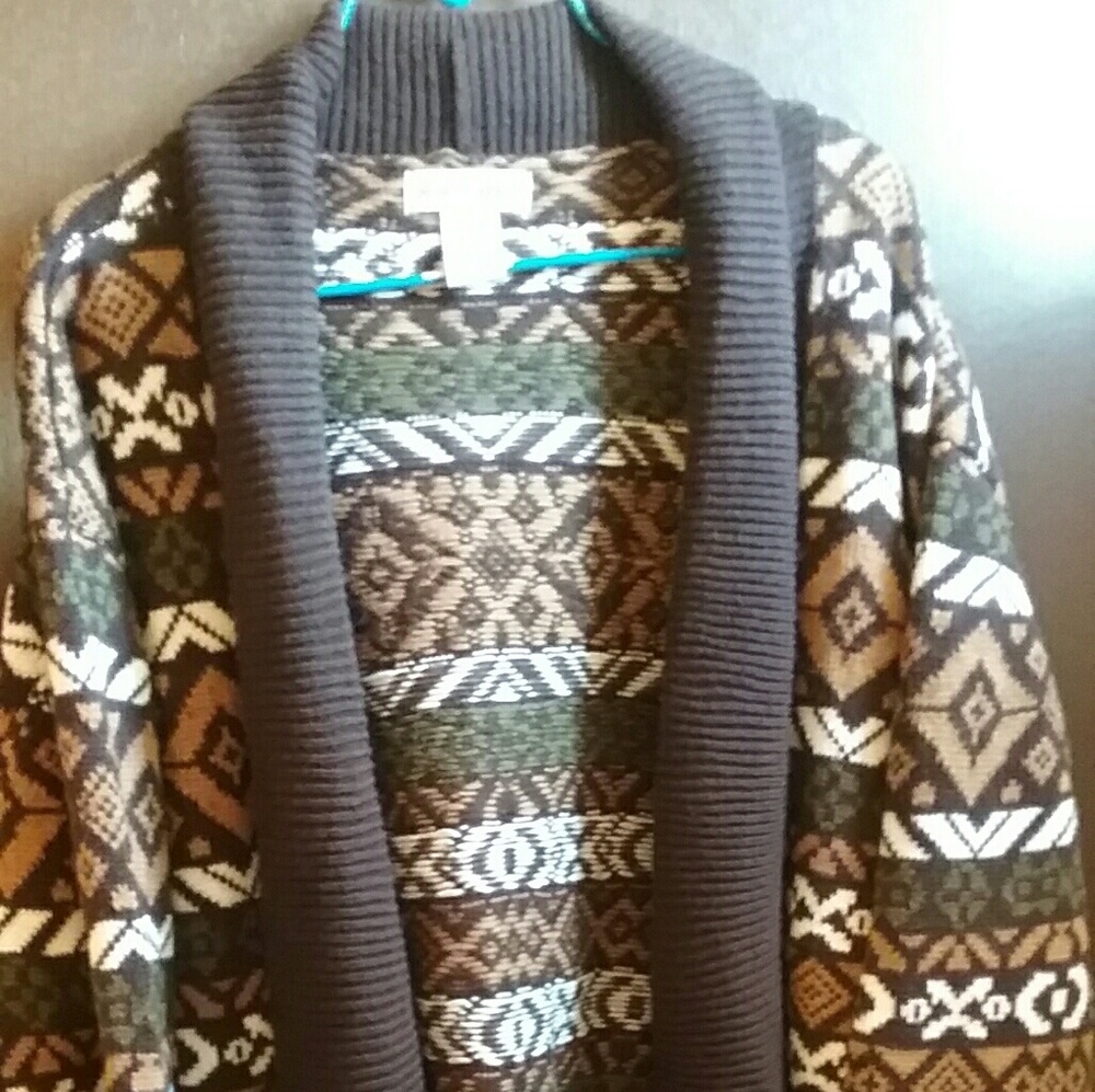 Beautiful Sweater.. Great Condition.