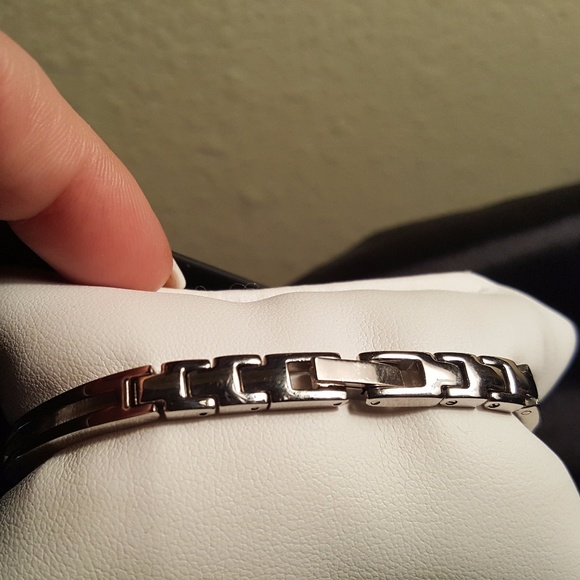 Sleek Black and Silver bracelet style watch - Picture 3 of 5