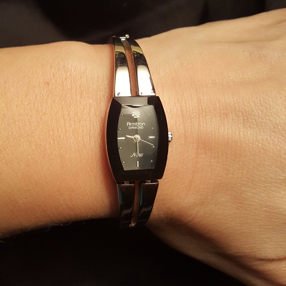 Sleek Black and Silver bracelet style watch - Picture 4 of 5