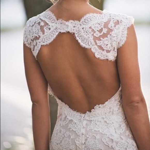 Monique Lhuillier backless wedding dress - Picture 2 of 7