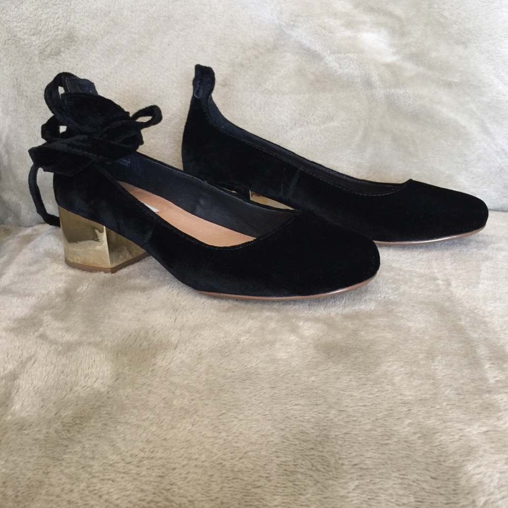 BRAND NEW STEVE MADDEN BLACK AND GOLD SHOES !♣️