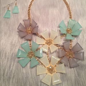 3D floral statement necklace