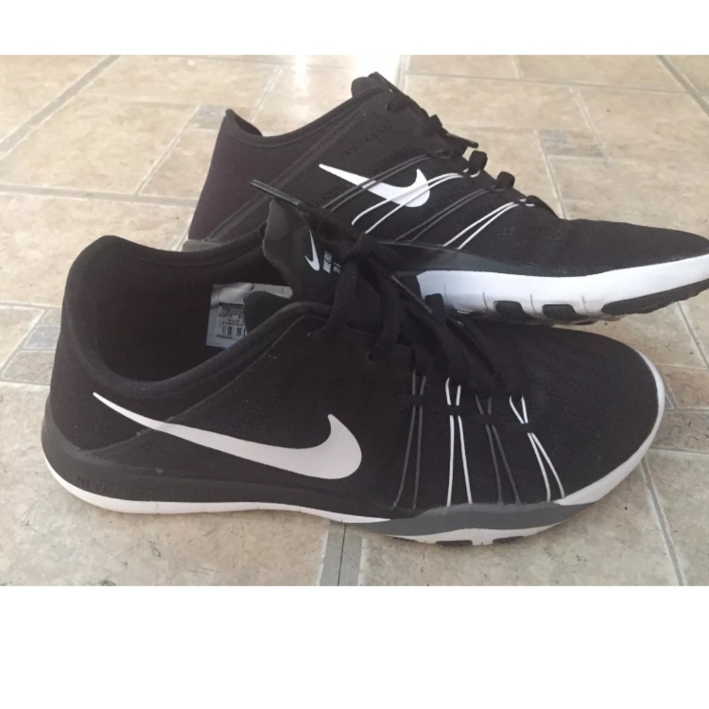 Nike size 7 Free Run TR 6 Trainer Black White
