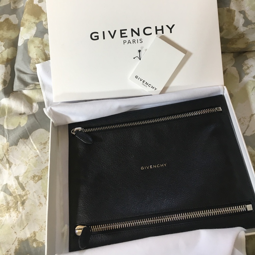 SOLD 🅿️🅿️ Authentic Givenchy Double Zip Pandora
